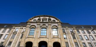 Weil er massenweise nie durchgeführte Corona-Tests bei der Kassenärztlichen Vereinigung Nordrhein abgerechnet haben soll, steht ein Mann vor dem Landgericht in Mönchengladbach. (Archivfoto)