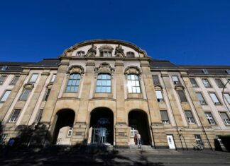 Weil er massenweise nie durchgeführte Corona-Tests bei der Kassenärztlichen Vereinigung Nordrhein abgerechnet haben soll, steht ein Mann vor dem Landgericht in Mönchengladbach. (Archivfoto)