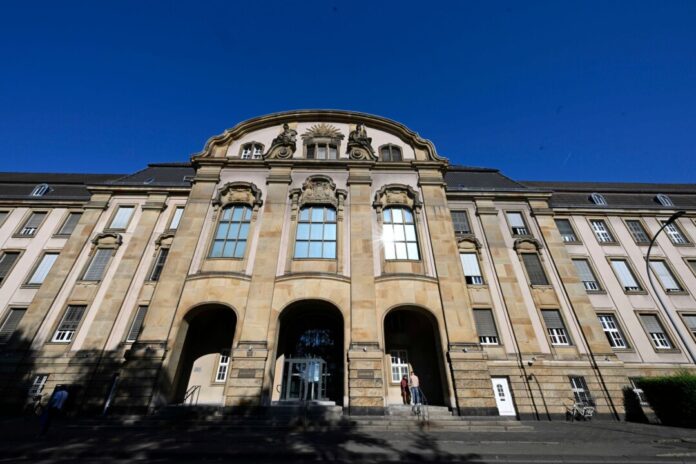 Weil er massenweise nie durchgeführte Corona-Tests bei der Kassenärztlichen Vereinigung Nordrhein abgerechnet haben soll, steht ein Mann vor dem Landgericht in Mönchengladbach. (Archivfoto)