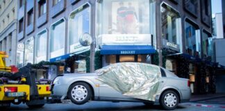 Die Täter waren mit einem gestohlenen Wagen in das Schaufenster gefahren. (Archivbild)