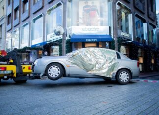 Die Täter waren mit einem gestohlenen Wagen in das Schaufenster gefahren. (Archivbild)