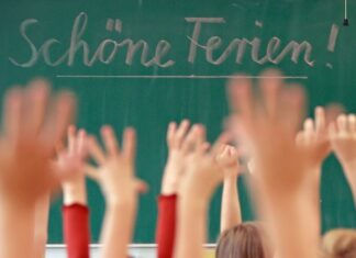 In der Debatte um die seit Jahren bestehende Ferien-Sonderregel für Bayern und Baden-Württemberg haben sich mehrere Bundesländer der Kritik aus NRW angeschlossen.