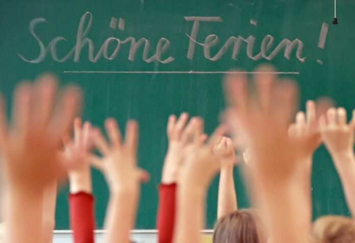 In der Debatte um die seit Jahren bestehende Ferien-Sonderregel für Bayern und Baden-Württemberg haben sich mehrere Bundesländer der Kritik aus NRW angeschlossen.