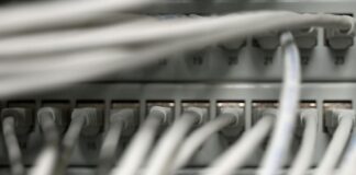 Die Polizei in Osnabrück ermittelt gegen fünf junge Männer, die durch Telefonmanipulationen die Arbeit von Polizeistationen gestört haben sollen. (Symbolfoto) 