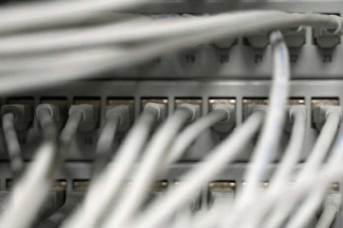 Rechenzentrum Die Polizei in Osnabrück ermittelt gegen fünf junge Männer, die durch Telefonmanipulationen die Arbeit von Polizeistationen gestört haben sollen. (Symbolfoto)
