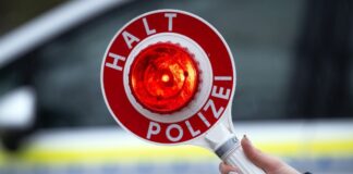 Nach einer gefährlichen Flucht über mehrere Autobahnen stoppte die Polizei den Bus. (Symbolbild)