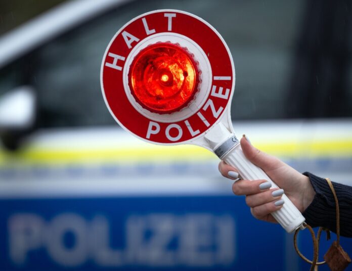 Nach einer gefährlichen Flucht über mehrere Autobahnen stoppte die Polizei den Bus. (Symbolbild)