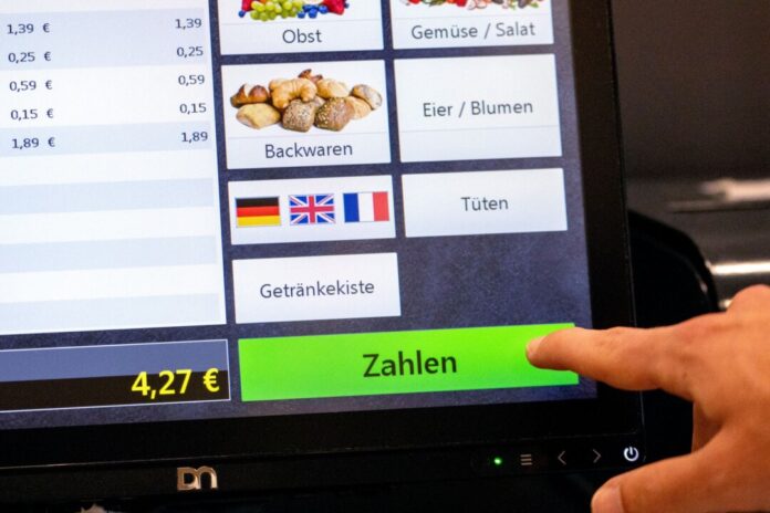Bargeldloses Zahlen im Supermarkt Die Inflationsrate in NRW lag im Juli bei 1,8 Prozent. Obst wurde teurer, Gemüse billiger. (Symbolbild)