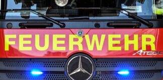 In Düsseldorf rettet die Feuerwehr über eine Drehleiter fünf Menschen aus einem Mehrfamilienhaus. 