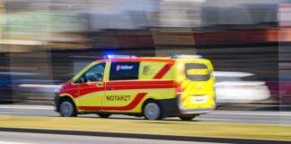 Rettungskräfte bringen den lebensbedrohlich verletzten Senior in ein Krankenhaus. (Symbolbild)