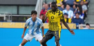 Serhou Guirassy (r)   und seine BVB-Kollegen spielen weiter im Puma-Trikot.
