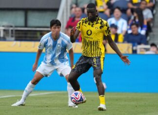Serhou Guirassy (r)   und seine BVB-Kollegen spielen weiter im Puma-Trikot.
