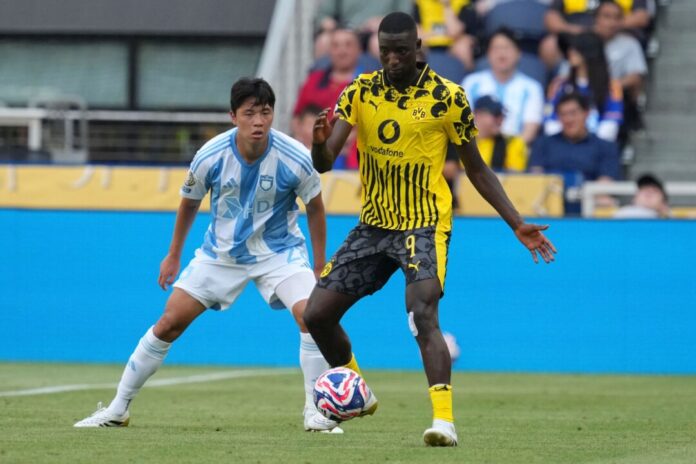 Serhou Guirassy (r)   und seine BVB-Kollegen spielen weiter im Puma-Trikot.