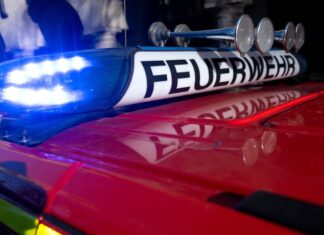 Mit einem Großaufgebot war die Feuerwehr in Aachen im Einsatz, um Menschen aus einem brennenden Haus zu retten. (Symbolbild)