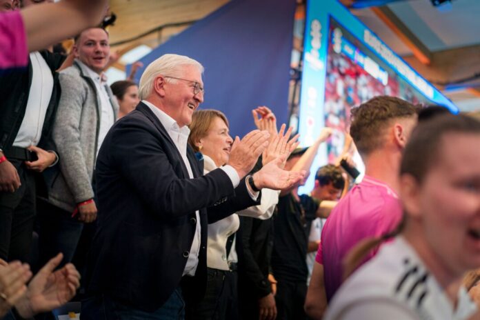 Bundespräsident Frank-Walter Steinmeier ist Fan von Zweitligist FC Schalke 04. 