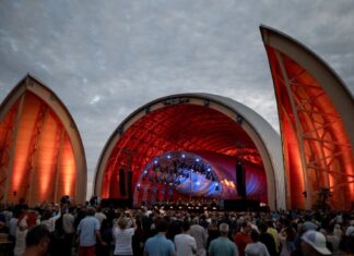 Das Sommerkonzert der nordrhein-westfälischen Landesregierung findet am Luftschiffhangar Mülheim/Essen statt. 