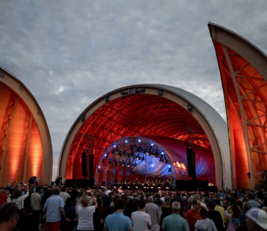 Das Sommerkonzert der nordrhein-westfälischen Landesregierung findet am Luftschiffhangar Mülheim/Essen statt. 