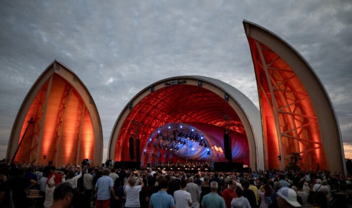 Das Sommerkonzert der nordrhein-westfälischen Landesregierung findet am Luftschiffhangar Mülheim/Essen statt. 