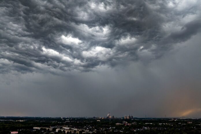 Immer wieder sind in den nächsten Tagen Gewitter zu erwarten. (Symbolbild)