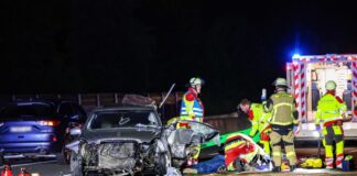 Laut der Feuerwehr überschlug sich ein Fahrzeug auf der A3 bei Solingen, ein weiteres Auto wurde schwerbeschädigt.