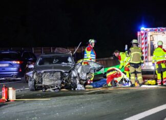Laut der Feuerwehr überschlug sich ein Fahrzeug auf der A3 bei Solingen, ein weiteres Auto wurde schwerbeschädigt.