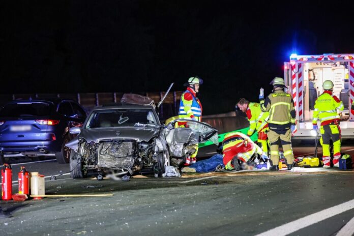 Laut der Feuerwehr überschlug sich ein Fahrzeug auf der A3 bei Solingen, ein weiteres Auto wurde schwerbeschädigt.