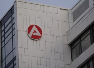 Die Arbeitslosigkeit in NRW ist zum Beginn der Sommerferien wie in jedem Jahr gestiegen. 