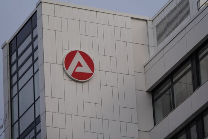 Die Arbeitslosigkeit in NRW ist zum Beginn der Sommerferien wie in jedem Jahr gestiegen. 