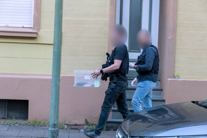 In Essen ist ein 27 Jahre alter Mann wegen Terrorverdachts von Spezialeinsatzkräften der Polizei festgenommen worden. Es gab an mehreren Orten Durchsuchungen.