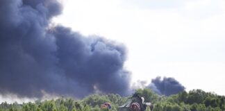 Vom Gelände des Tomorrowland-Festivals steigt am Mittwoch dunkler Rauch auf: Die Größe der Rauchwolke lässt das Ausmaß des Brandes erahnen.