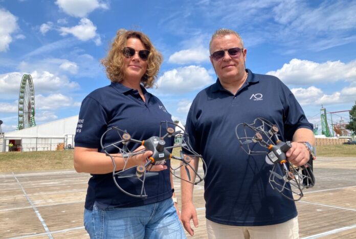 Die Gründer des Drohnenshow-Veranstalters AO Multimedia & Drones, der auf der Rheinkirmes in Düsseldorf zwei Vorführungen mit jeweils 1.000 Drohnen macht.