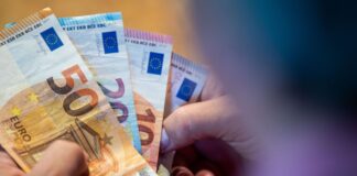 Nach 45 Versicherungsjahren erhalten Rentner in NRW im Schnitt 1.772 Euro Rente. (Symbolbild)