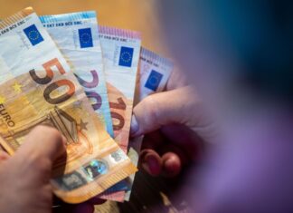 Nach 45 Versicherungsjahren erhalten Rentner in NRW im Schnitt 1.772 Euro Rente. (Symbolbild)