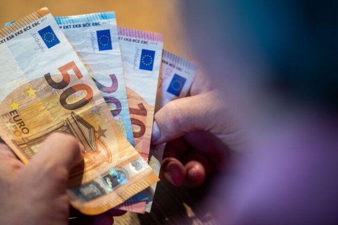 Nach 45 Versicherungsjahren erhalten Rentner in NRW im Schnitt 1.772 Euro Rente. (Symbolbild)
