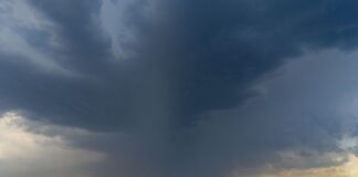 Dunkle Gewitterwolken hängen über Duisburg.