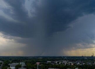 Dunkle Gewitterwolken hängen über Duisburg.