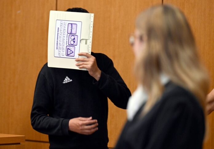 Als mutmaßlicher Brandstifter in einer Flüchtlingsunterkunft in der Eifel steht ein 35 Jahre alter Mann in Aachen vor Gericht.