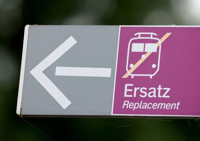 Auf einigen Strecken setzte die Bahn Busse statt Zügen ein. (Symbolbild)