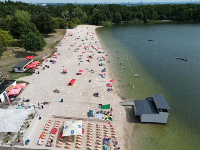 Wetter in Nordrhein-Westfalen Immer wieder Badewetter im Juli: 197 Sonnenstunden zählte der DWD in NRW, etwa hier an einem See in Hürth. (Archivbild)