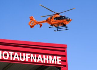 Eine 78-Jährige wird von einem Reisebus überrollt, ein Hubschrauber bringt sie in die Klinik (Symbolbild)