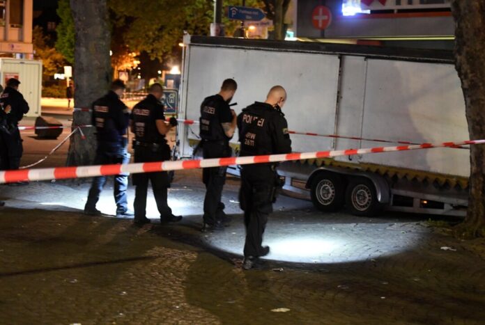 Drei Jahre nach einer blutigen Schießerei in Duisburg sind nun fünf weitere Männer angeklagt. (Archivbild)