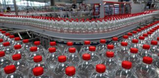 Das Unternehmen Roxane GmbH aus Jessen hat mehrere Mineralwasser wegen Verunreinigung zurückgerufen. (Archivbild)
