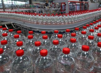 Das Unternehmen Roxane GmbH aus Jessen hat mehrere Mineralwasser wegen Verunreinigung zurückgerufen. (Archivbild)