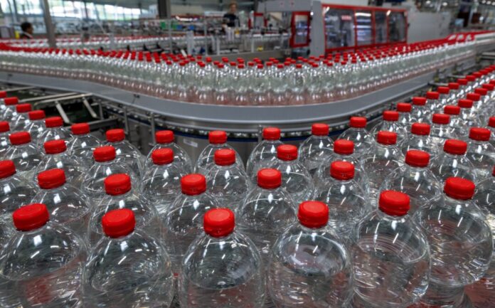 Das Unternehmen Roxane GmbH aus Jessen hat mehrere Mineralwasser wegen Verunreinigung zurückgerufen. (Archivbild)