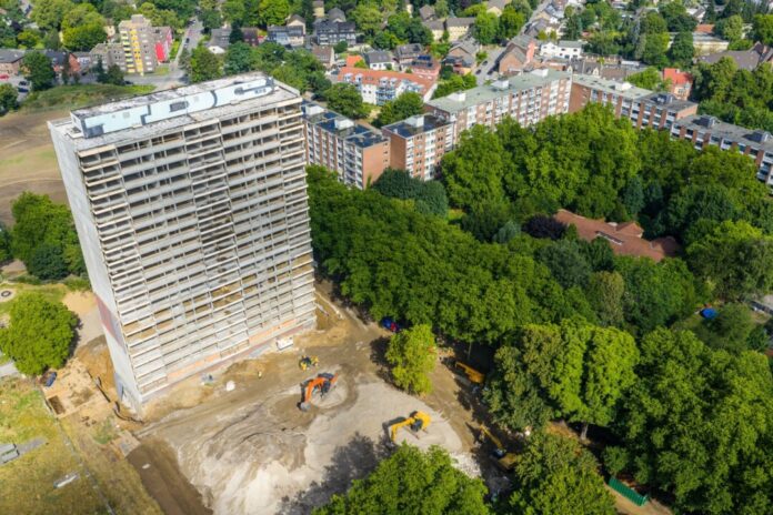 Das Gebäude ist entkernt, jetzt erledigen die Sprengmeister den Rest.