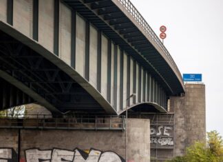 Über 60 Jahre alt und marode: An der A59-Brücke in Duisburg wird gebaut. (Archivbild)