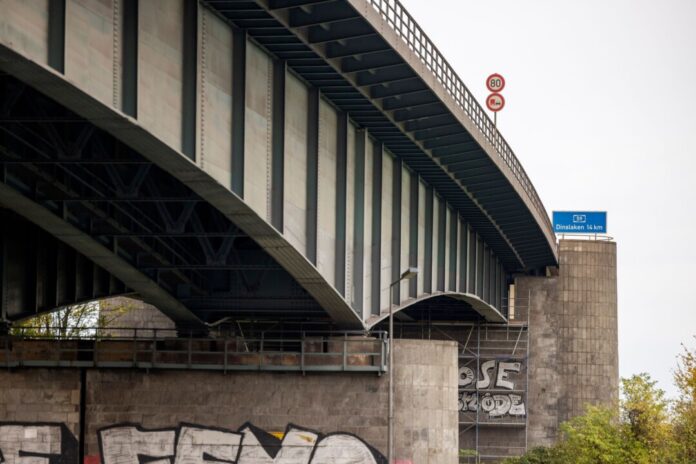 Über 60 Jahre alt und marode: An der A59-Brücke in Duisburg wird gebaut. (Archivbild)