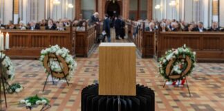 Der Mecklenburger Uecker hatte seit Mitte der 1950er Jahre in Düsseldorf gelebt und gearbeitet.