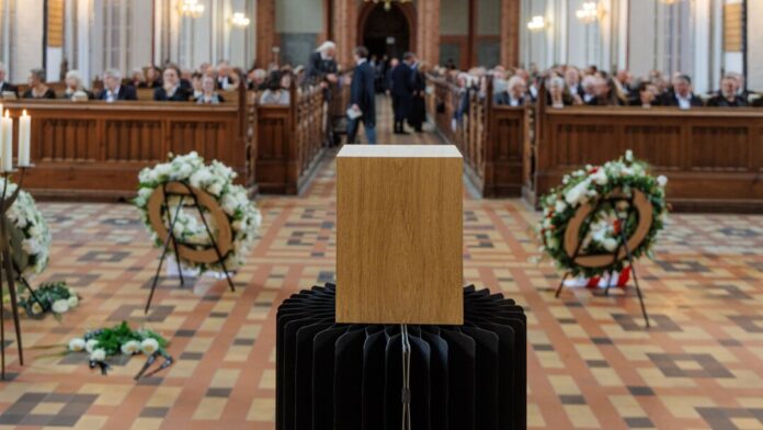 Der Mecklenburger Uecker hatte seit Mitte der 1950er Jahre in Düsseldorf gelebt und gearbeitet.