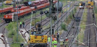 In Düsseldorf-Rath ist ein Arbeiter von einem Schienenbagger überrollt und schwer verletzt worden. 